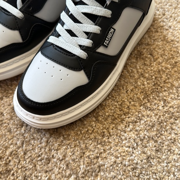 Black and White Ladies Sneakers Tennis Shoes EU Size 41 US Size 10 NWT - Picture 7 of 9